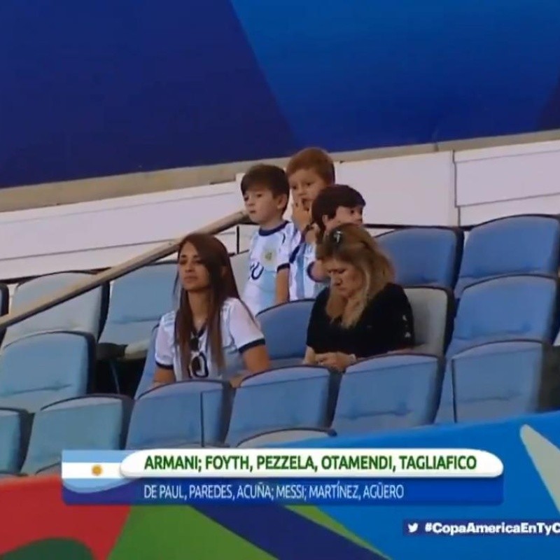 Apoyo incondicional: la familia de Messi se mostró alentando desde la tribuna