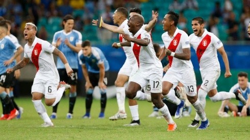 Perú celebrando su paso a las semifinales