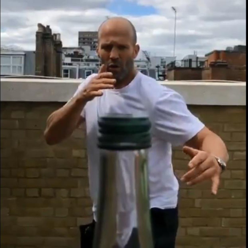 Video viral: Jason Statham se volvió loco y destapó una botella de una patada voladora