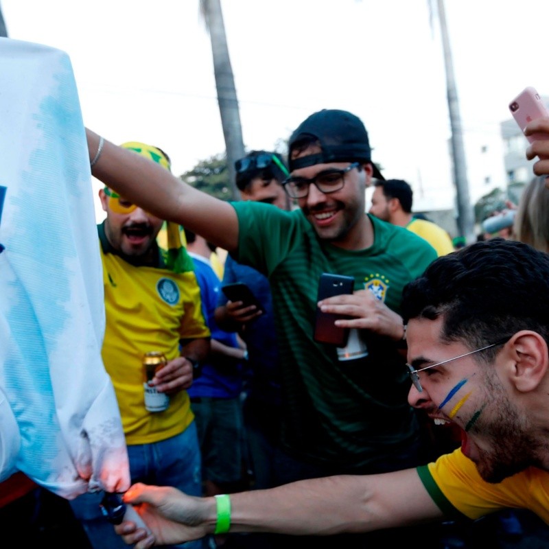 No entendieron nada: hinchas brasileños prendieron fuego una camiseta de Messi