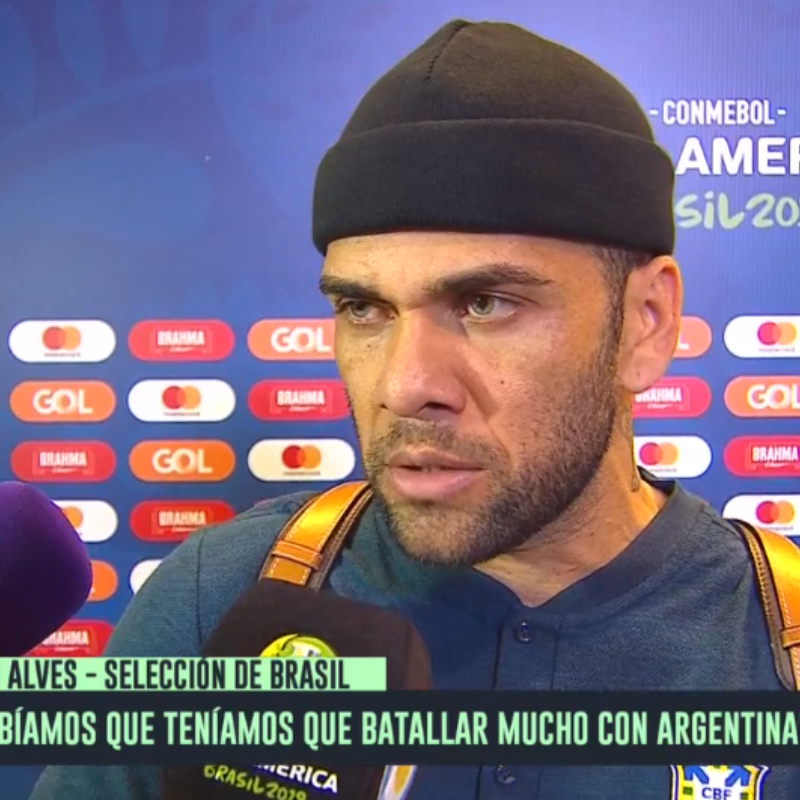 En Argentina no lo pueden creer: la explicación de Dani Alves al supuesto penal a Agüero