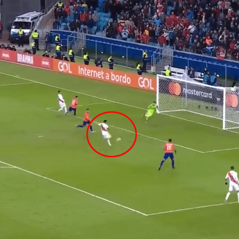 ¡Nooooo! Yotún se comió el gol que aseguraba el pase de Perú a la final