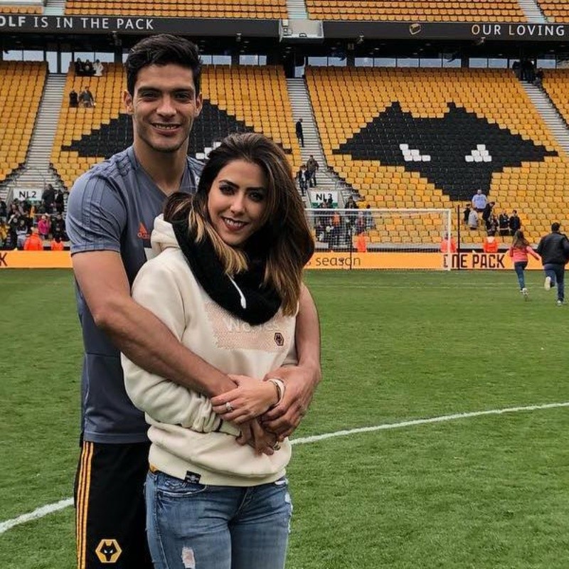 Foto: Raúl Jiménez se vistió muy mal, pero a su novia le ecantó