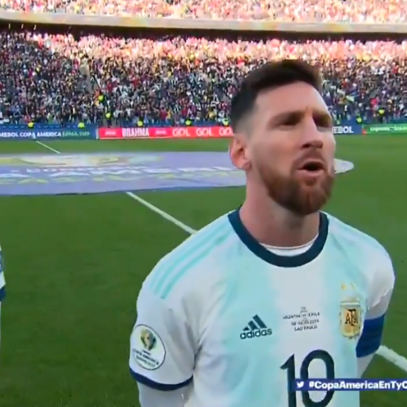 Lionel Messi se despidió cantando el himno de Argentina