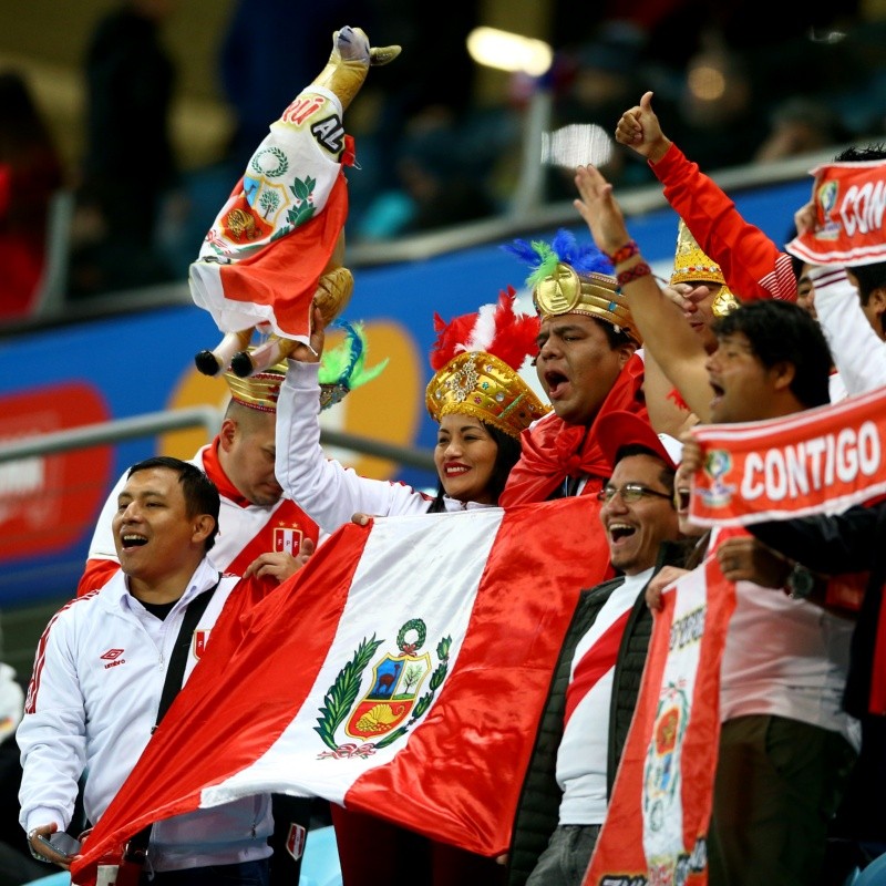 El aliento de los hinchas de la Bicolor en un avión que viajó a Río de Janeiro