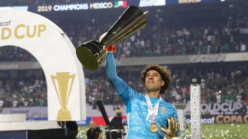 Ochoa festeja con sus dos premios tras la consagración de la Copa Oro 2019.