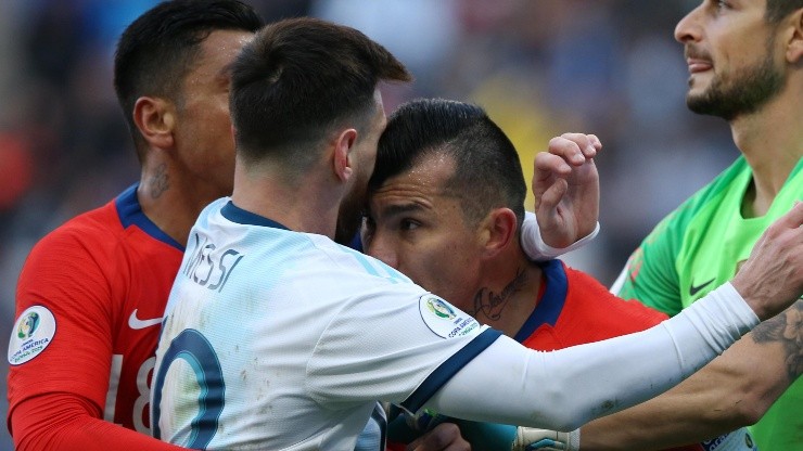 El duro choque entre Messi y Medel.