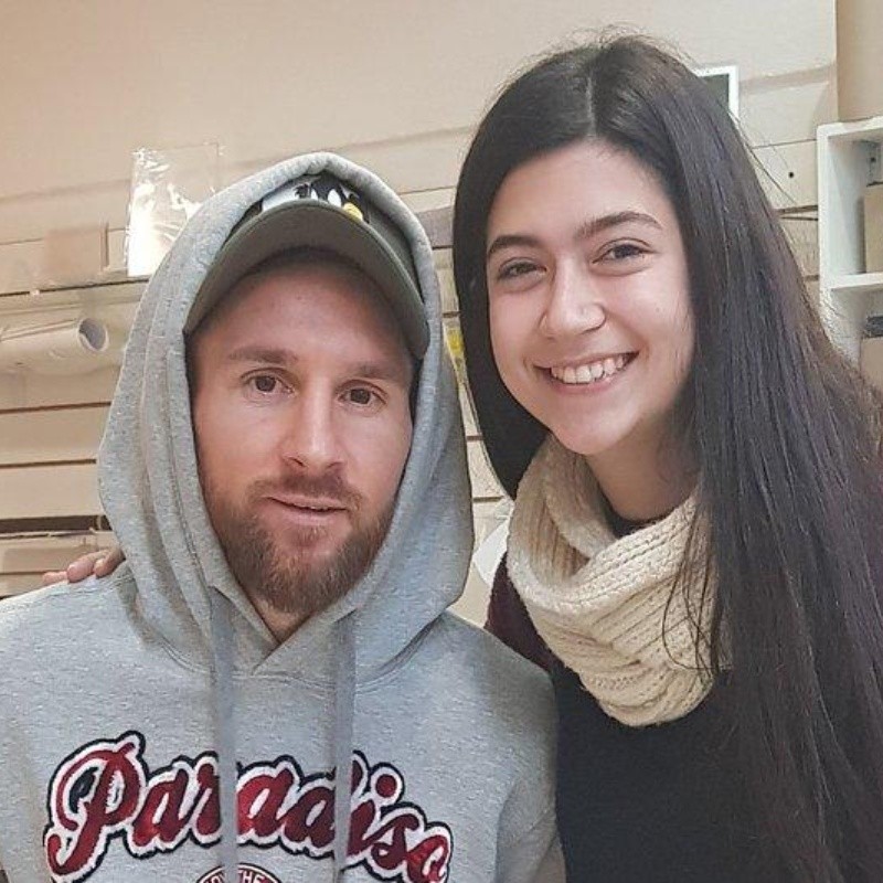 Estaba trabajando, le cayó Messi al local, ella le pidió una foto y enloqueció por Twitter