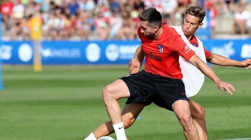 Herrera disputando el balón ante Marcos Llorente. (Foto: sitio oficial Atlético de Madrid)