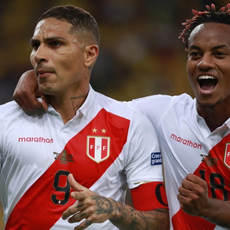 Paolo Guerrero se cruzó con un hincha durante su llegada a Porto Alegre