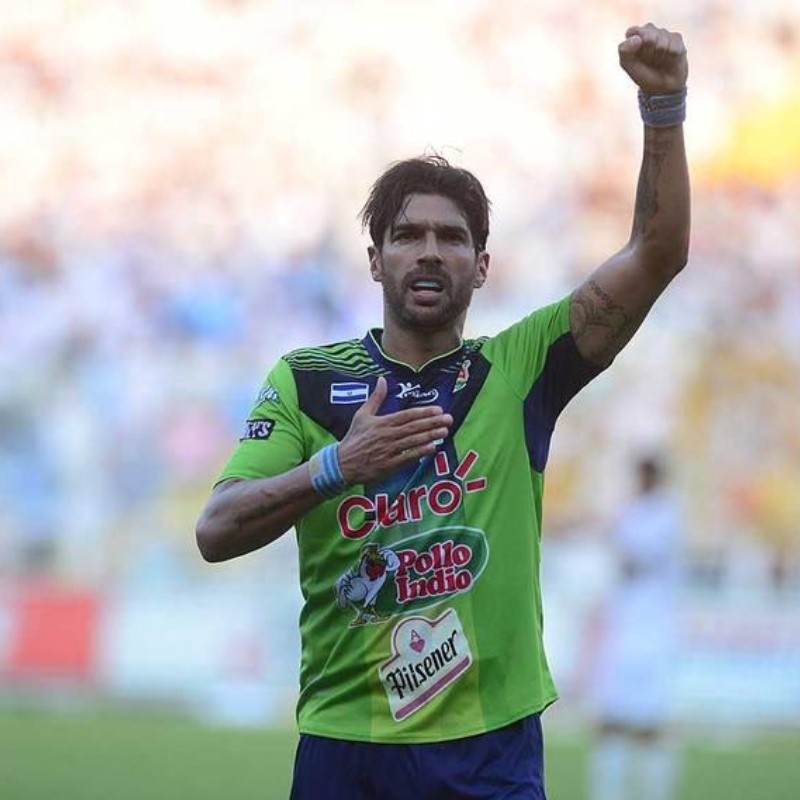 Va por el número 29: El Loco Abreu, a punto de llegar a un nuevo club