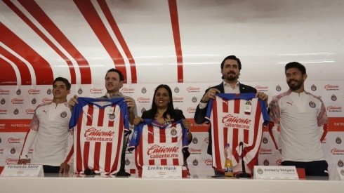 Chivas muestra su patrocinante en la nueva playera.