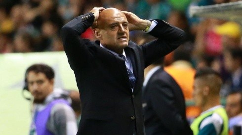 Chelís como entrenador del Puebla.