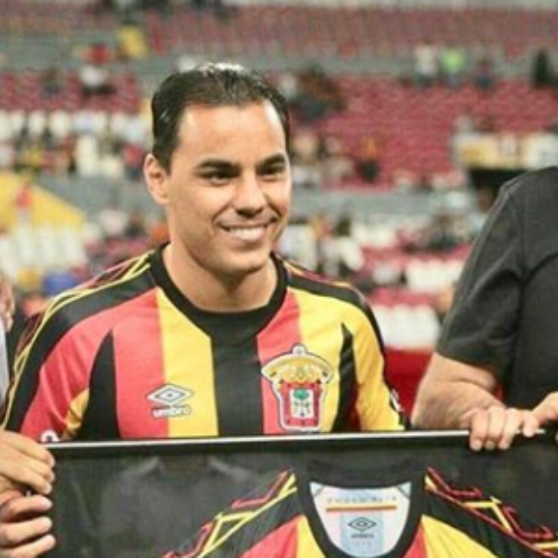 Omar Bravo, dispuesto a salir del retiro