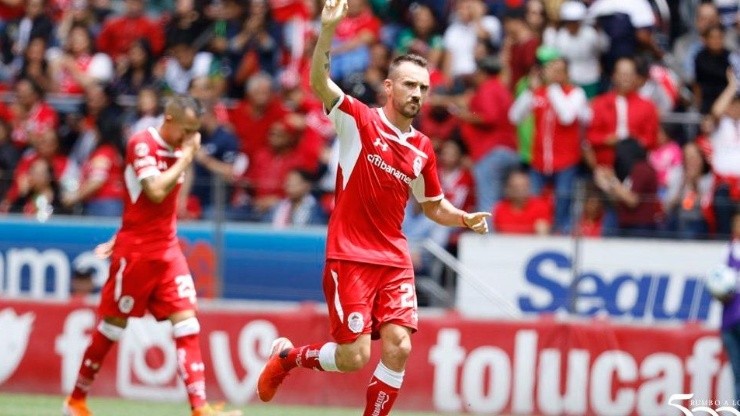 Mancuello convirtió un golazo de tiro libre para empatar el partido. (Foto: Twitter Toluca)