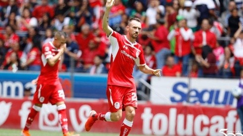 Mancuello convirtió un golazo de tiro libre para empatar el partido. (Foto: Twitter Toluca)