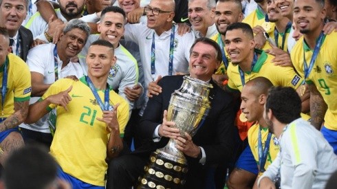 Jair Bolsonaro festejando la obtención de la Copa América.