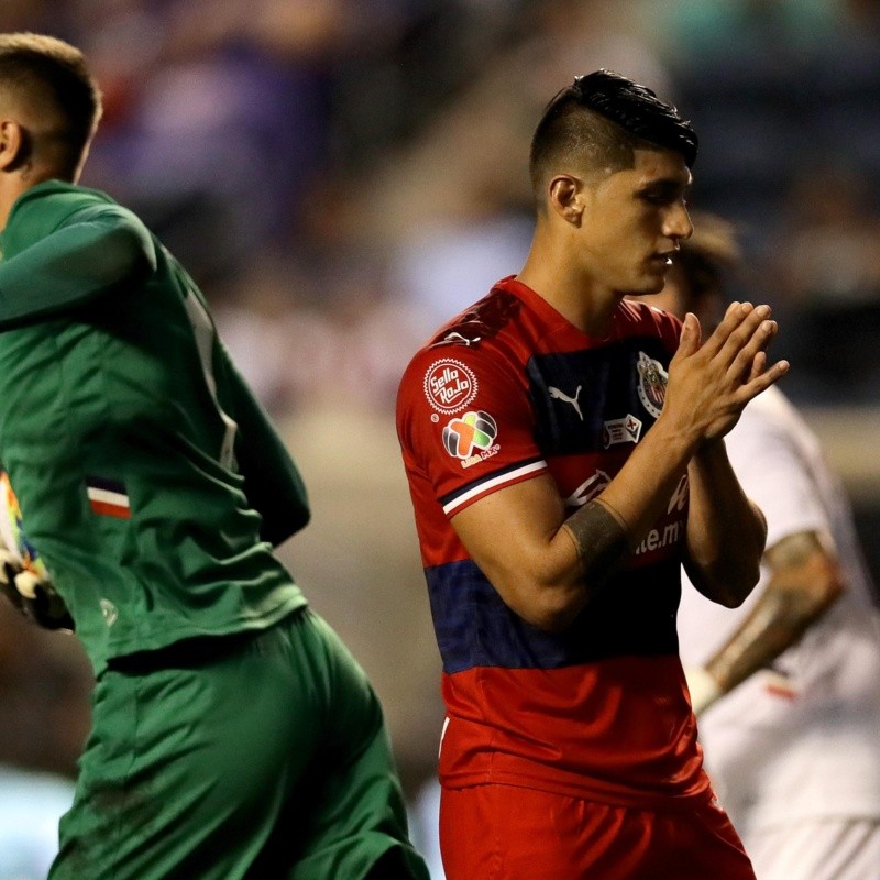 Alan Pulido falló un insólito penal y lo trollearon en Twitter