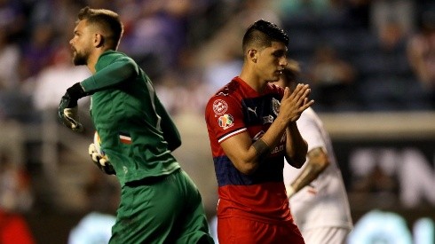 Alan Pulido falló un insólito penal y lo trollearon en Twitter