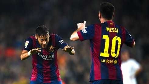 A SUS PIES. Neymar alaba como todo el Camp Nou a Messi (Foto: Getty).