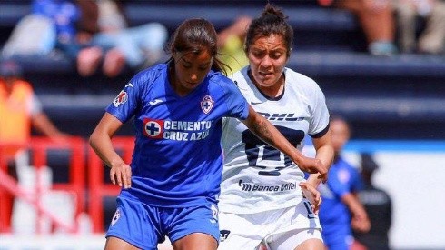 Cruz Azul enfrentando a Pumas en la Femenil.