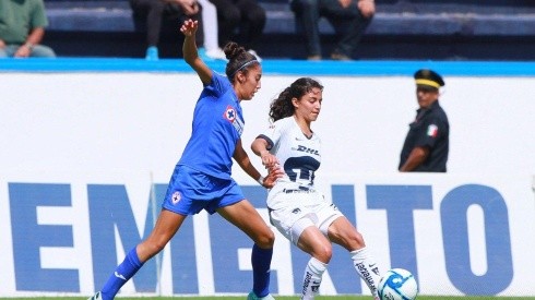 Pumas Femenil enfrentando a Cruz Azul.