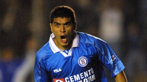 Ángel Morales con la playera de Cruz Azul.