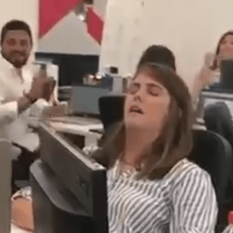 Video viral: ella se quedó dormida en el trabajo y sufrió el troleo de sus compañeros diabólicos