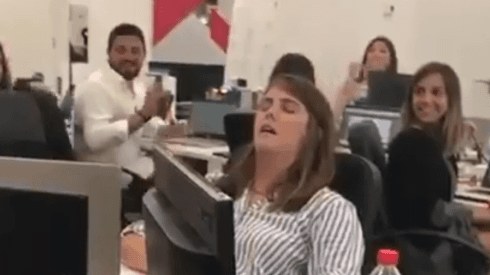 Video viral: ella se quedó dormida en el trabajo y sufrió el troleo de sus compañeros diabólicos