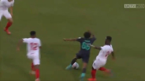 Está loco: la violenta patada de Gnagnon, del Sevilla, en un amistoso ante Liverpool