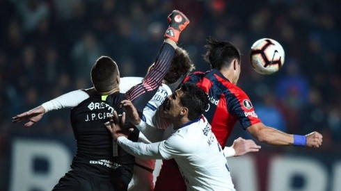 CAOS. Torrico alcanza el puñetazo ante el rival de Cerro Porteño y en medio de sus compañeros (Foto: Getty).