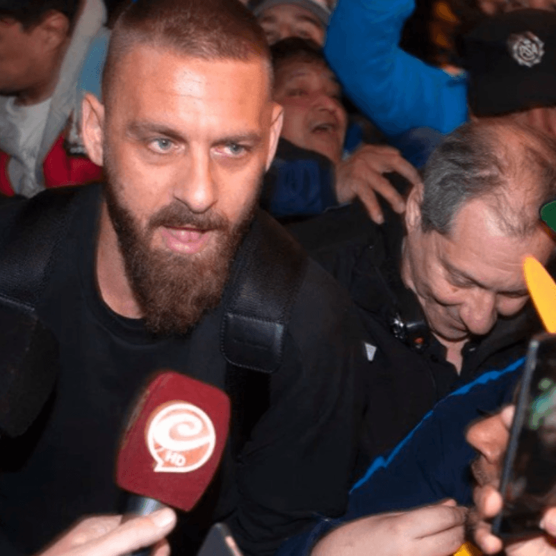 Locos ellos, loco él: la llegada de Daniele De Rossi a la Argentina ya pagó la entrada