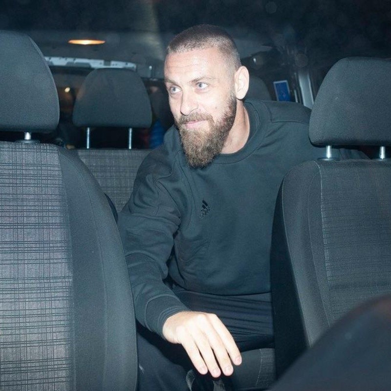 Visitó La Bombonera: la primera foto de De Rossi con los colores de Boca