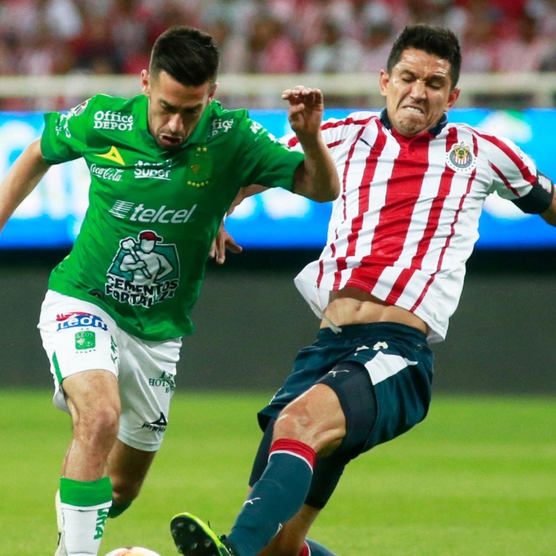 Fernando Navarro reconoció que lo buscó Chivas