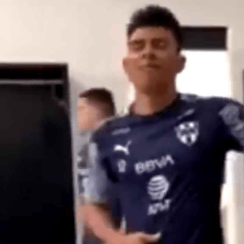 ¡Qué movimientos! Jesús Gallardo lleva el ritmo en el vestuario de Rayados