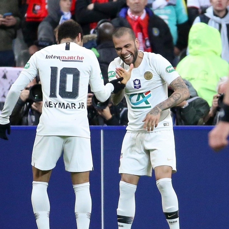 Dani Alves buscó trabajo en Instagram y Neymar le contestó con emojis