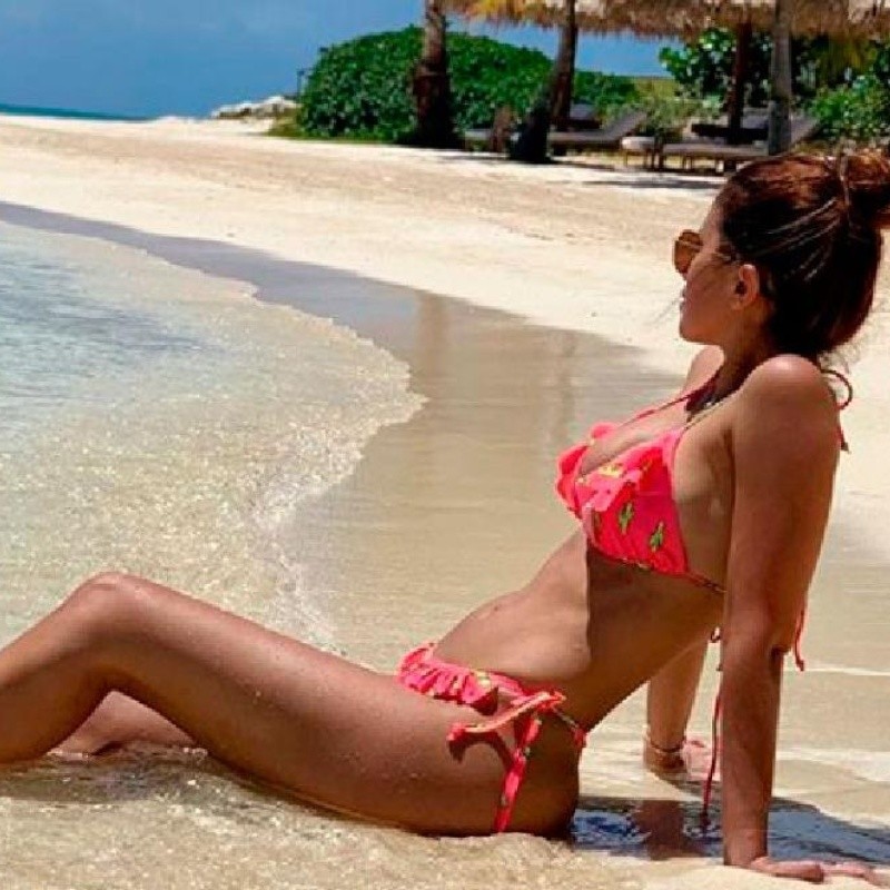 Antonela Roccuzzo subió una foto en bikini con 3 amigas y Evangelina Anderson dejó su comentario