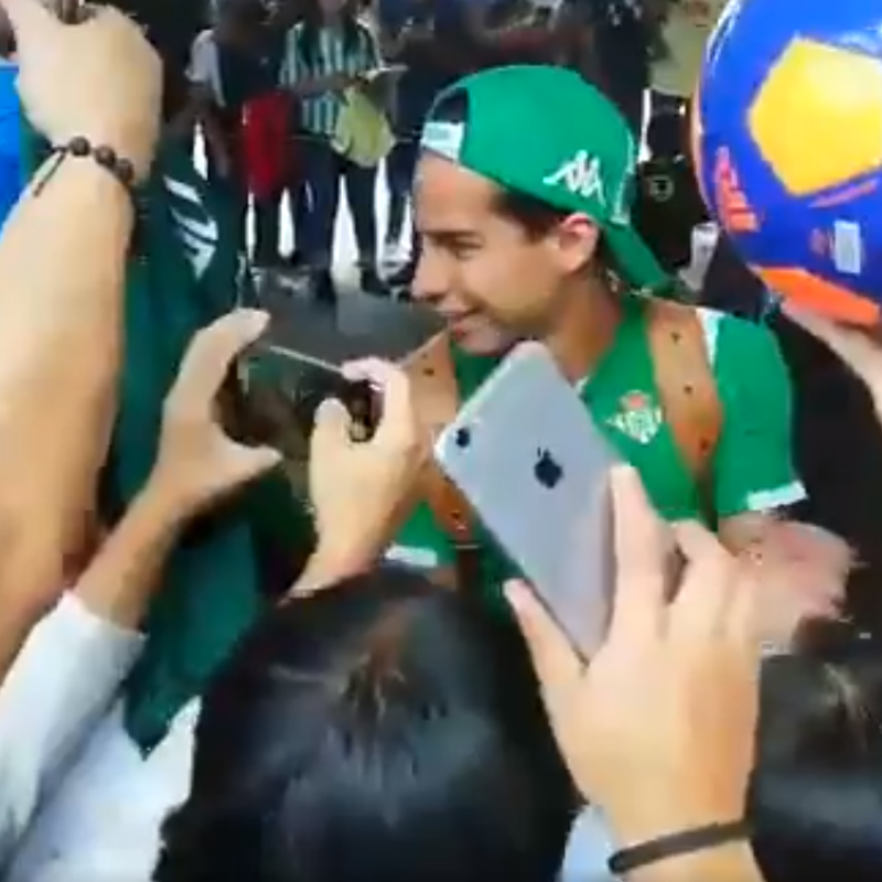 Locura por Diego Lainez: así salía de la concentración hacia el estadio de Puebla