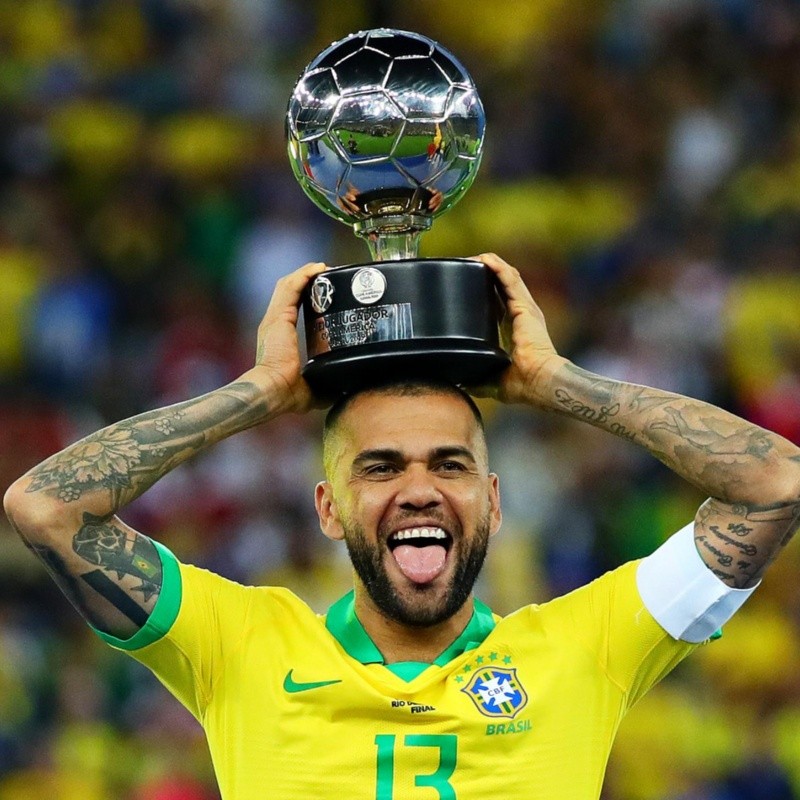 Un equipo español responde al pedido de Dani Alves y lo tienta con un fichaje