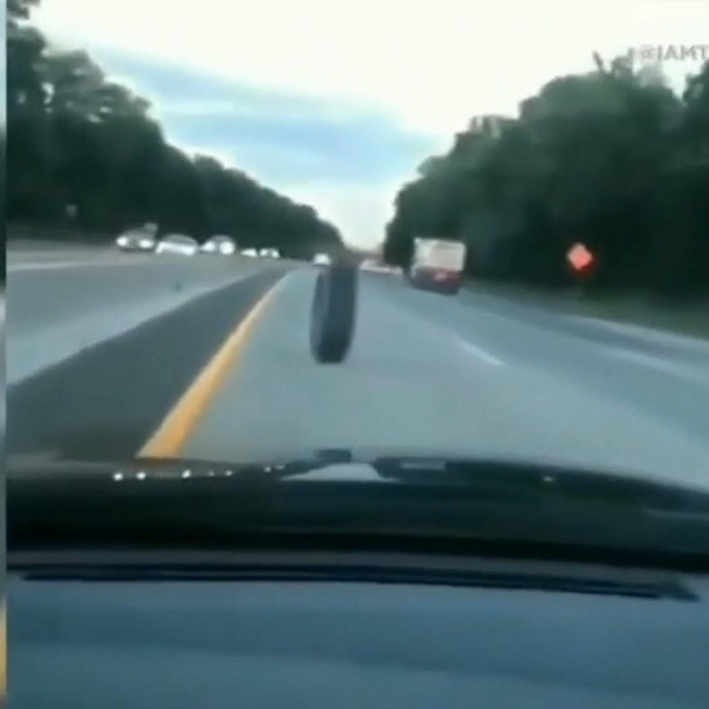 Video viral: esta rueda diabólica se soltó de su auto y causó un choque en la autopista