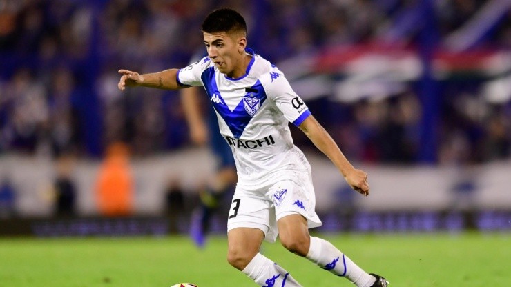 Thiago Almada durante un partido de Vélez.