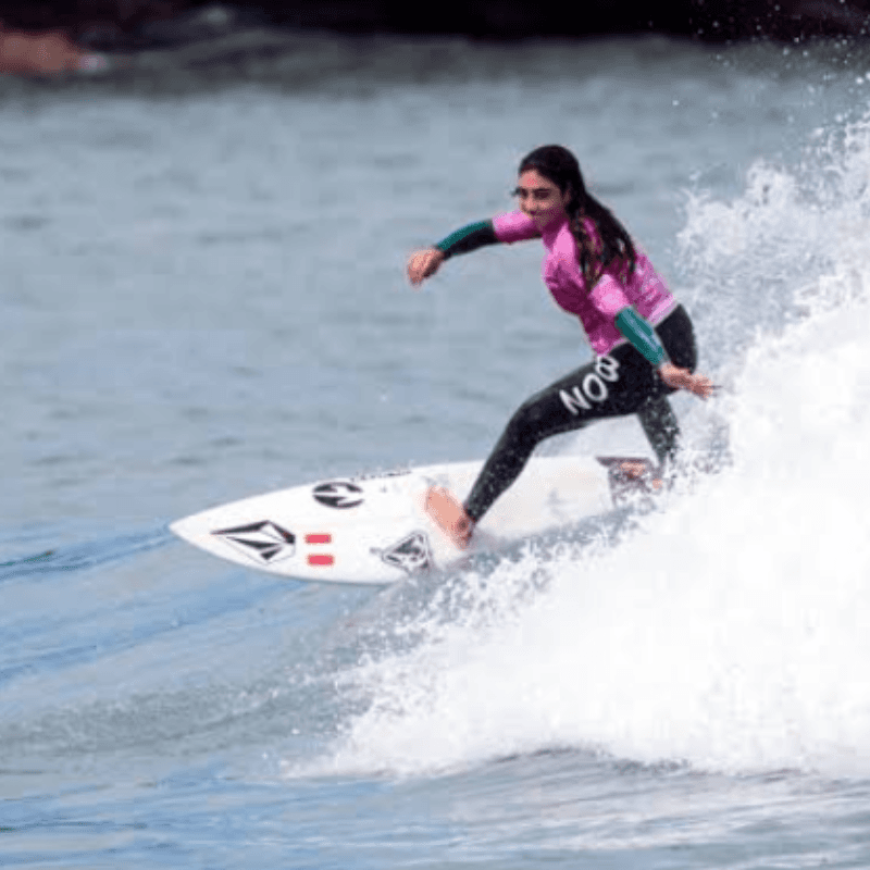 Luca Mesinas y Daniella Rosas clasificaron a las semifinales de surf en Lima 2019