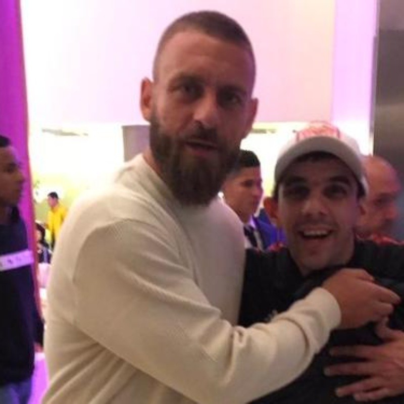 'Patita' Lescano le pidió una foto, De Rossi vio el escudo de Juventus y la rompió toda