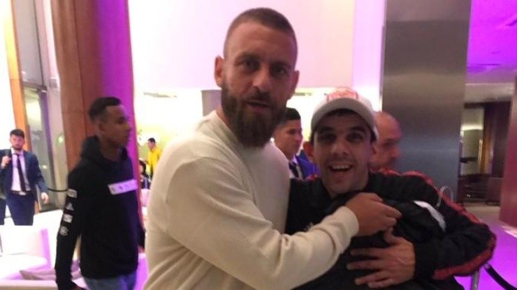 'Patita' Lescano le pidió una foto, De Rossi vio el escudo de Juventus y la rompió toda