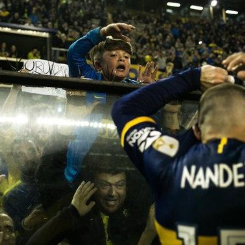 El último gesto: Nandez le regaló su camiseta a un hincha