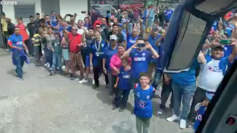 Cruz Azul llega a La Corregidora para enfrentar a Querétaro apoyado por miles de aficionados