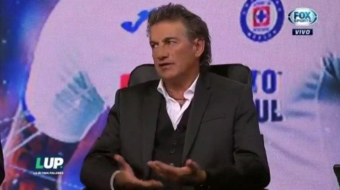 El ex técnico rojinegro reconoció que Chivas "no es que juegue mal, siento que juega de una sola forma"