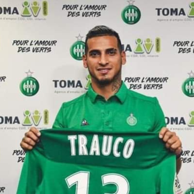 La de siempre: Miguel Trauco fue presentado en el Saint Etienne y ya le asignaron su dorsal