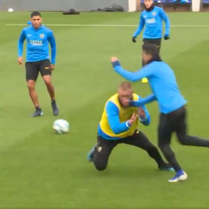 Questo È Boca: el video de De Rossi yendo al piso una y otra vez en el entrenamiento