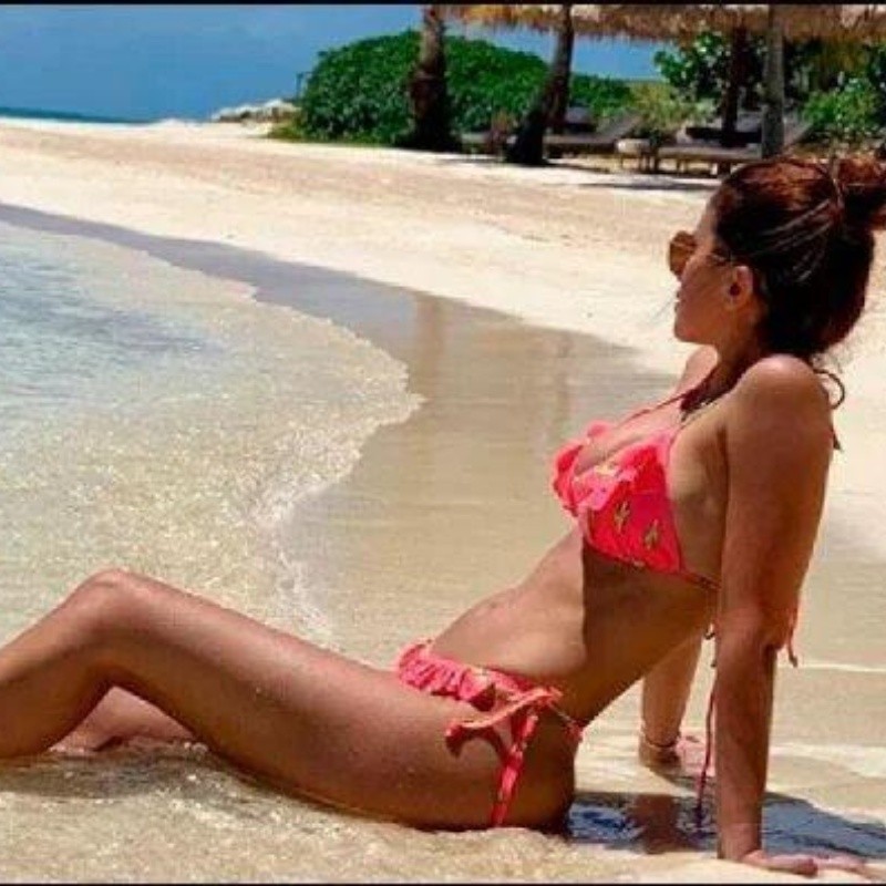 Antonela Roccuzzo se acostó en el borde de la pileta, posó para la foto y tiró que "extraña Ibiza"